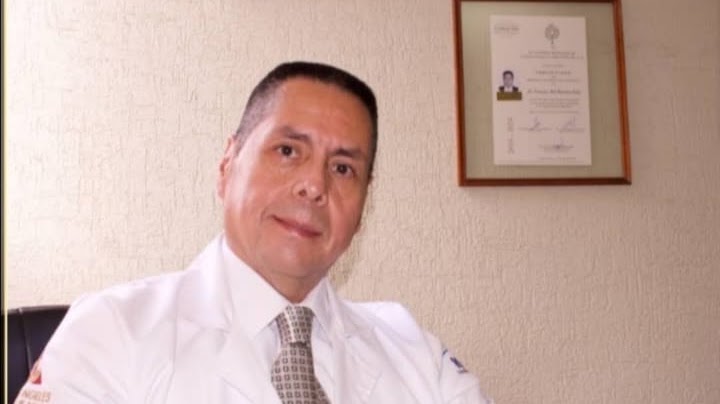 Dr. Francisco Abel Martínez Ávila en su consultorio